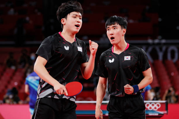 乒乓球比赛中擦网和擦边的示意动作规范