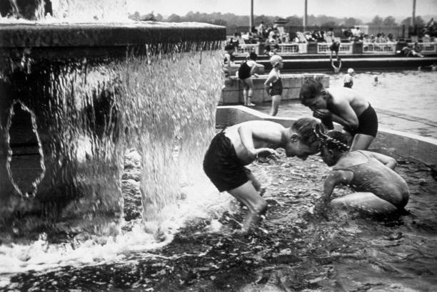 顶级豪宅泳池：高清照片展现奢华与舒适