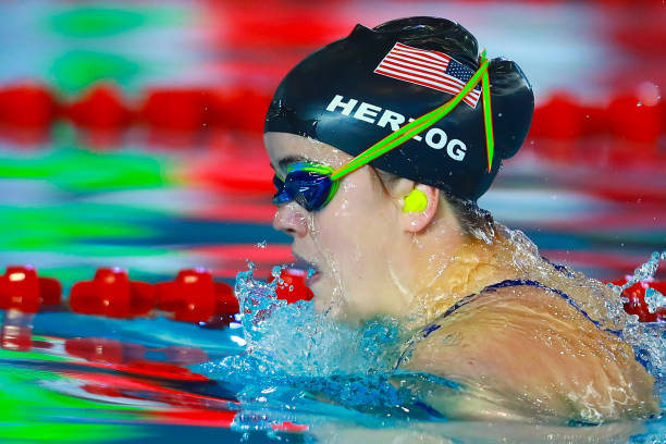 游泳耳塞佩戴步骤详解，告别耳朵不适