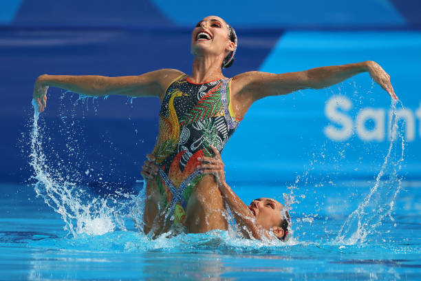 游泳小将们的拼搏时刻：青少年游泳比赛视频