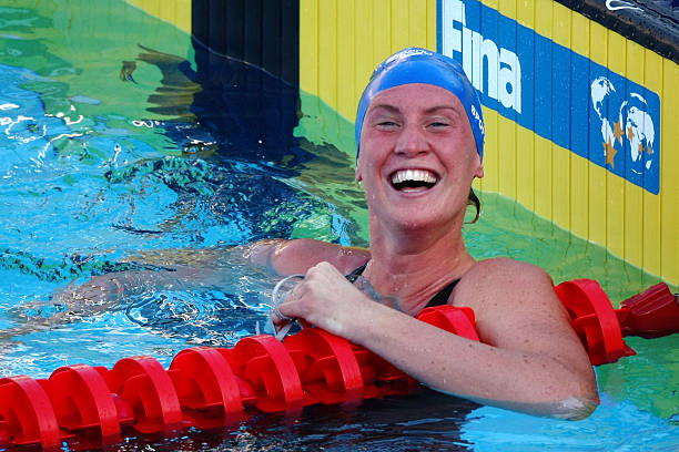 游泳池铺地砖应用题：从数学到实际应用的思考