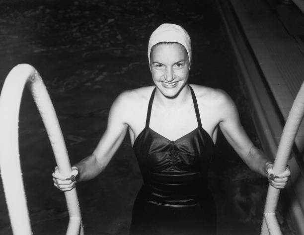 潜意识之池:深度解读梦中“满满游泳池”的意象