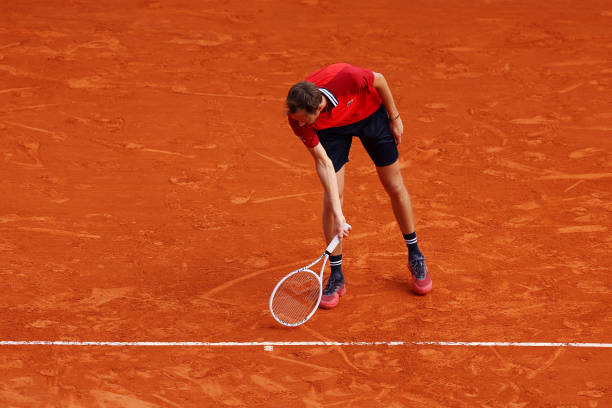 郑钦文今晚比赛实况：每一局得分与战术变化