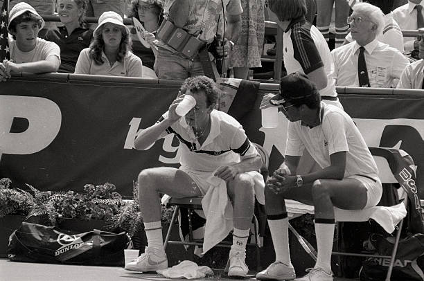 迪拜网球公开赛：德约科维奇逆转晋级八强，创造历史新纪录