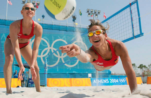 排球颠球基础：正确手势与姿势的分解教学