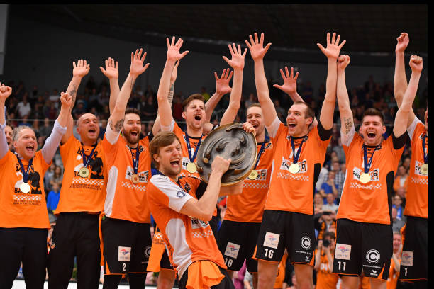 鱼跃救球实战应用：关键时刻的防守利器