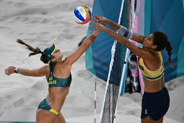 排球进攻战术解析：六人换位配合的关键要点