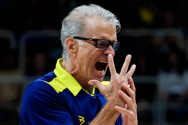 室内排球场地的标准尺寸是多少？长宽各为多少米？