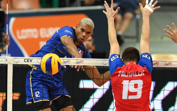 初中排球比赛规则：如何正确理解比赛中的技术动作与判罚